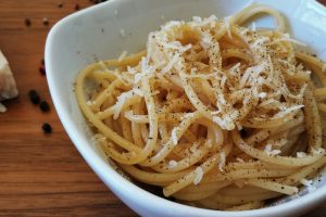 Римська паста cacio e pepe з чорним перцем