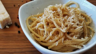 Римська паста cacio e pepe з чорним перцем