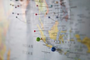 Міська тривожна сумка має бути легкою, але продуманою. Фото: Unsplash