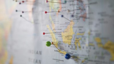 Міська тривожна сумка має бути легкою, але продуманою. Фото: Unsplash