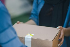 Кур’єрська доставка стала частиною щоденної економіки міст. Фото: Unsplash