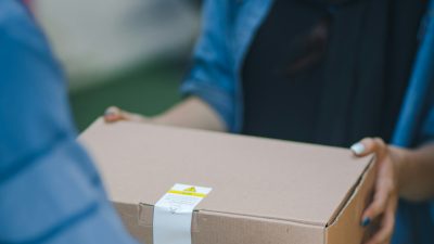 Кур’єрська доставка стала частиною щоденної економіки міст. Фото: Unsplash